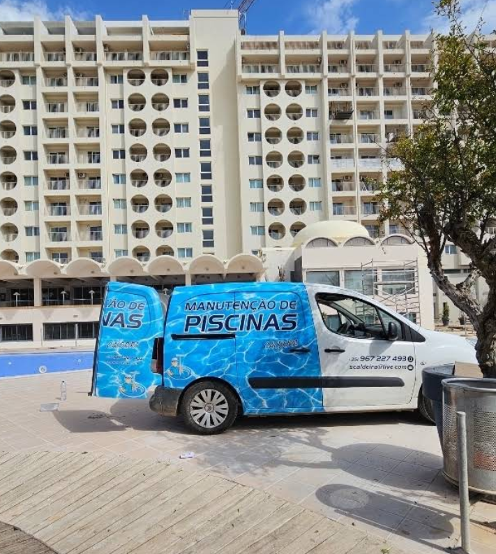 Carrinha da Caldeira Pool Solutions estacionada junto a hotel