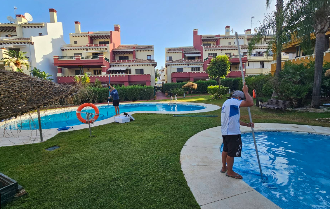 Equipa a limpar piscinas de um condomínio