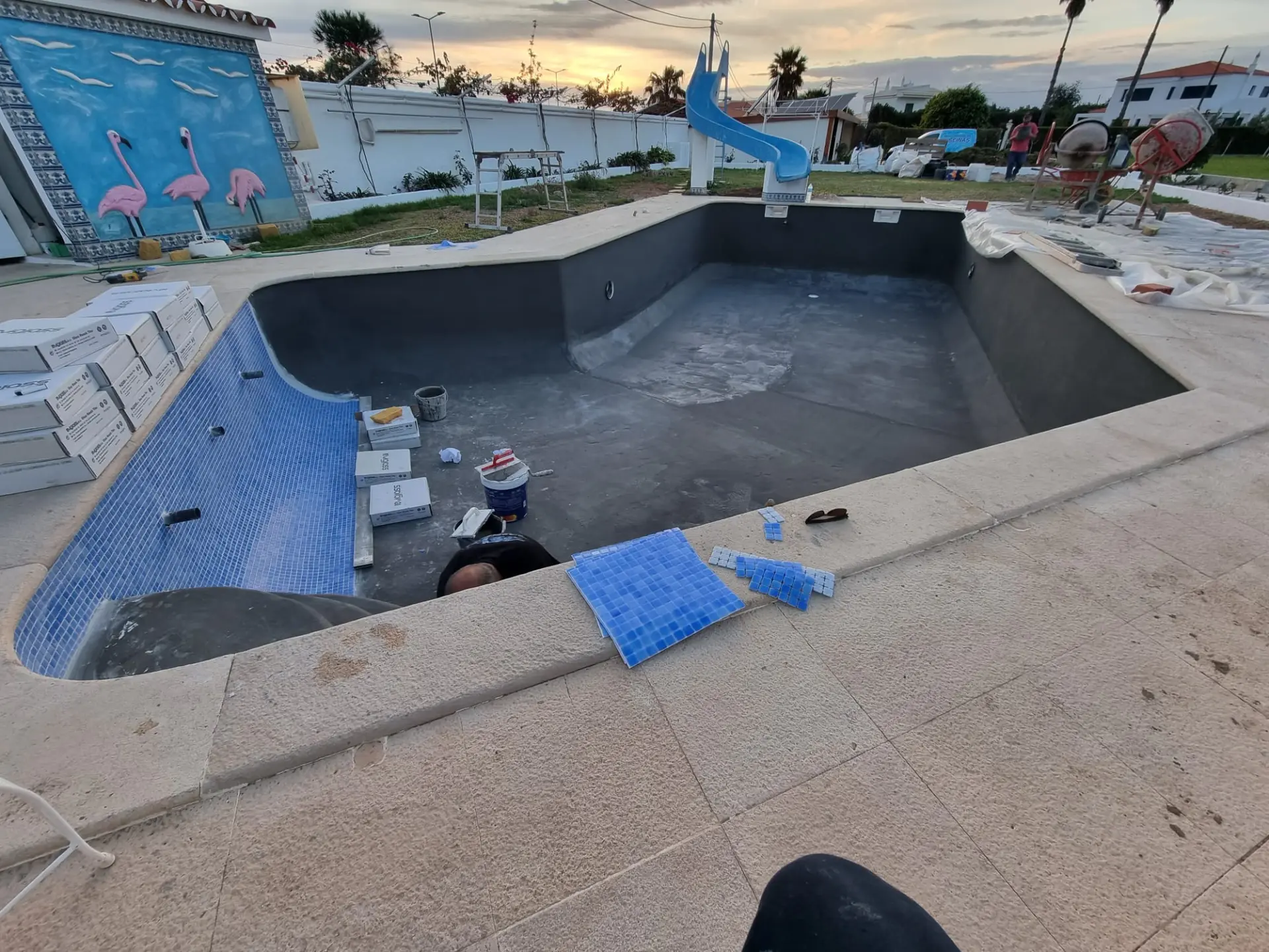 Impermeabilização e início da colocação de mosaico numa piscina