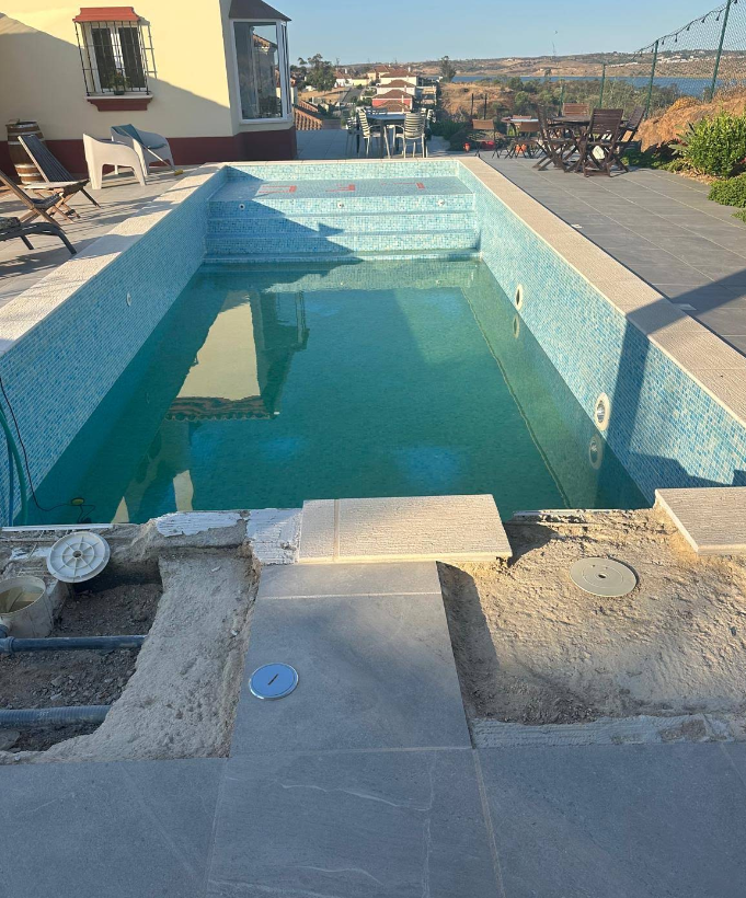 Piscina renovada com escadaria e novo revestimento
