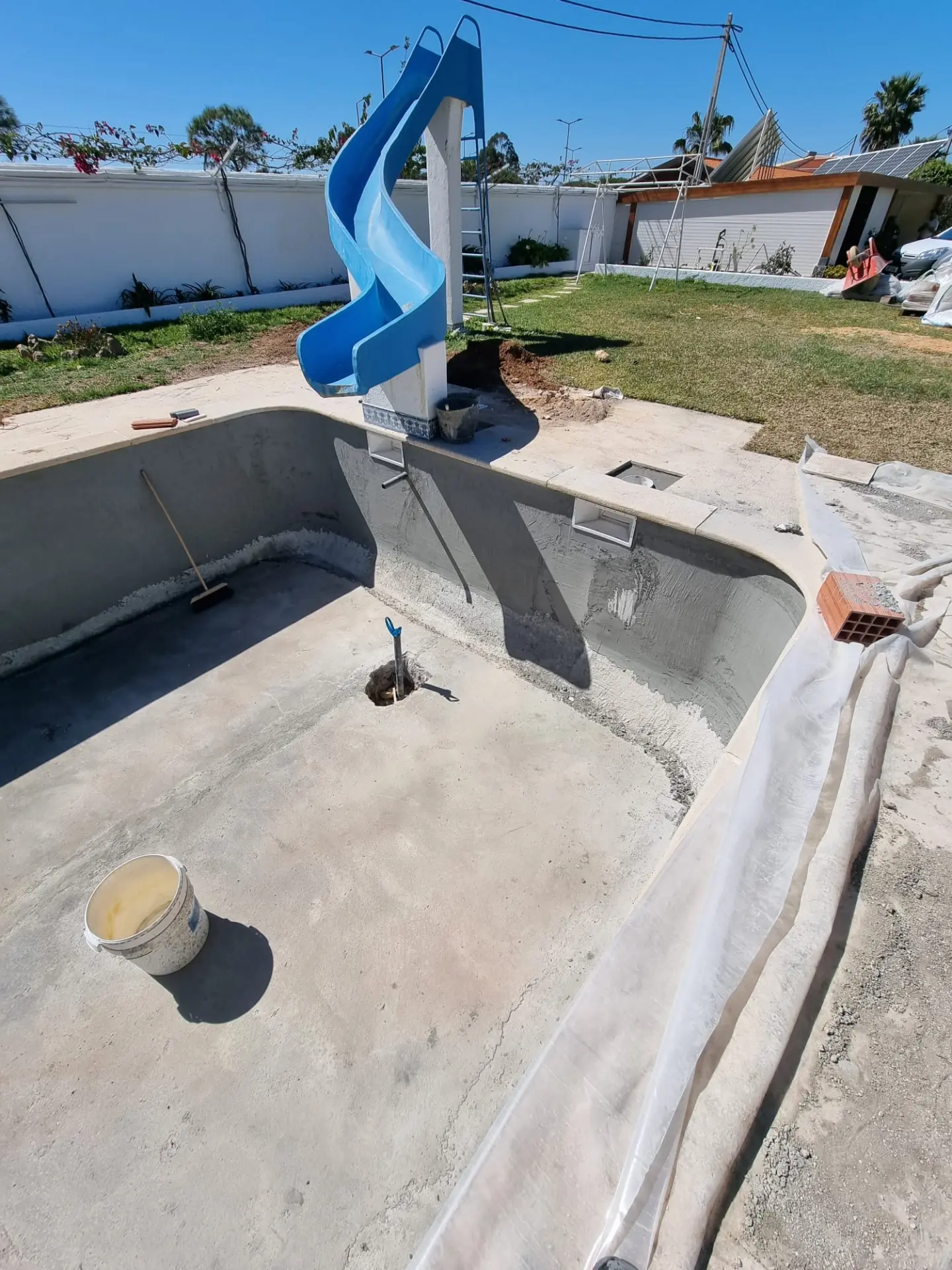 Piscina em obras de restauro estrutural
