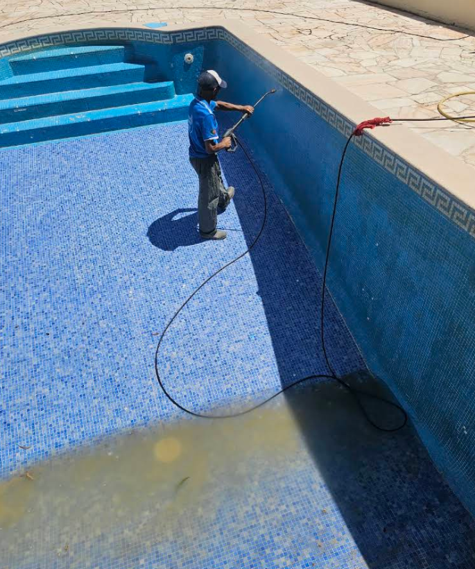Lavagem a alta pressão do revestimento de uma piscina