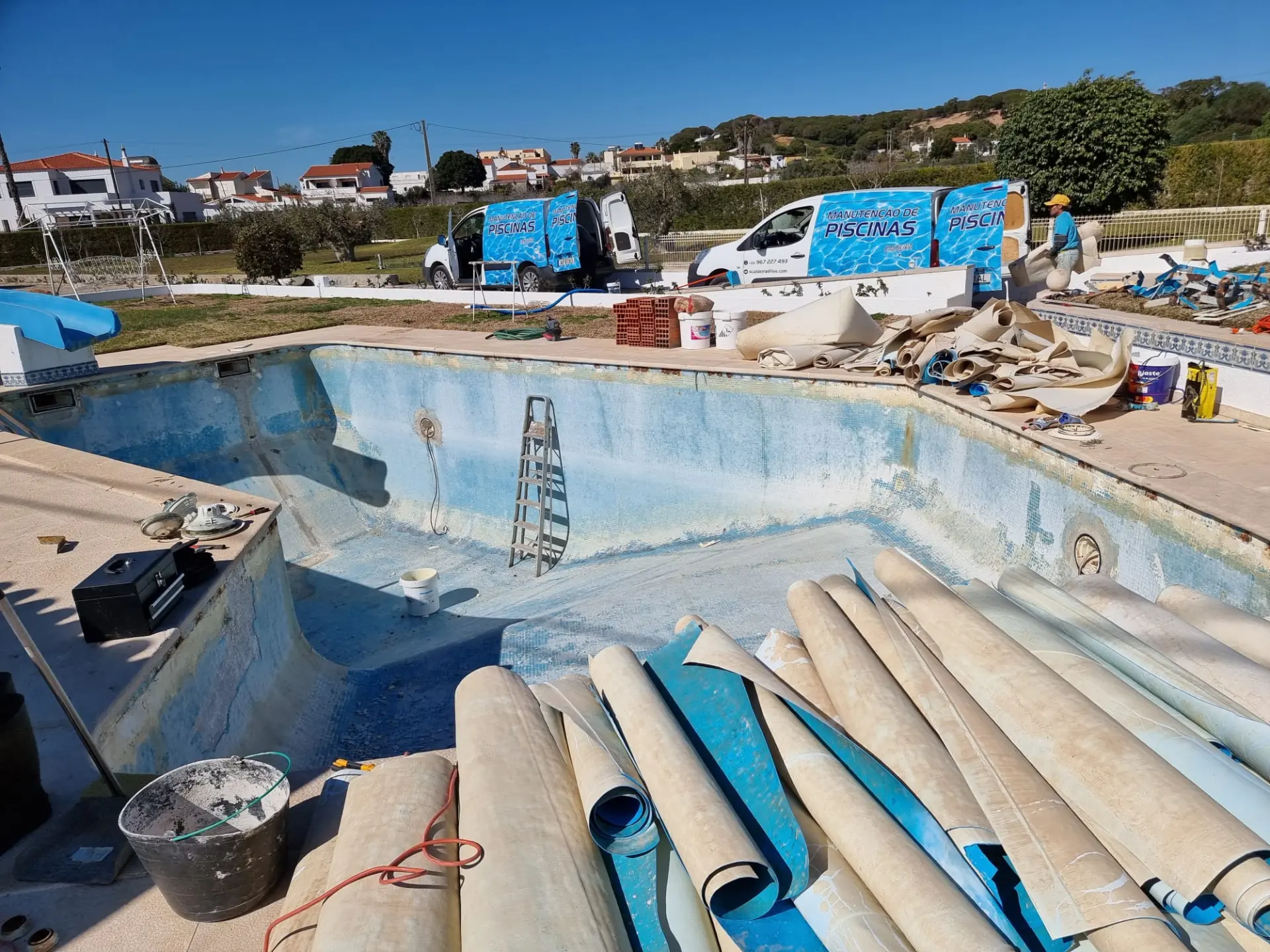 Piscina durante a remoção do revestimento antigo